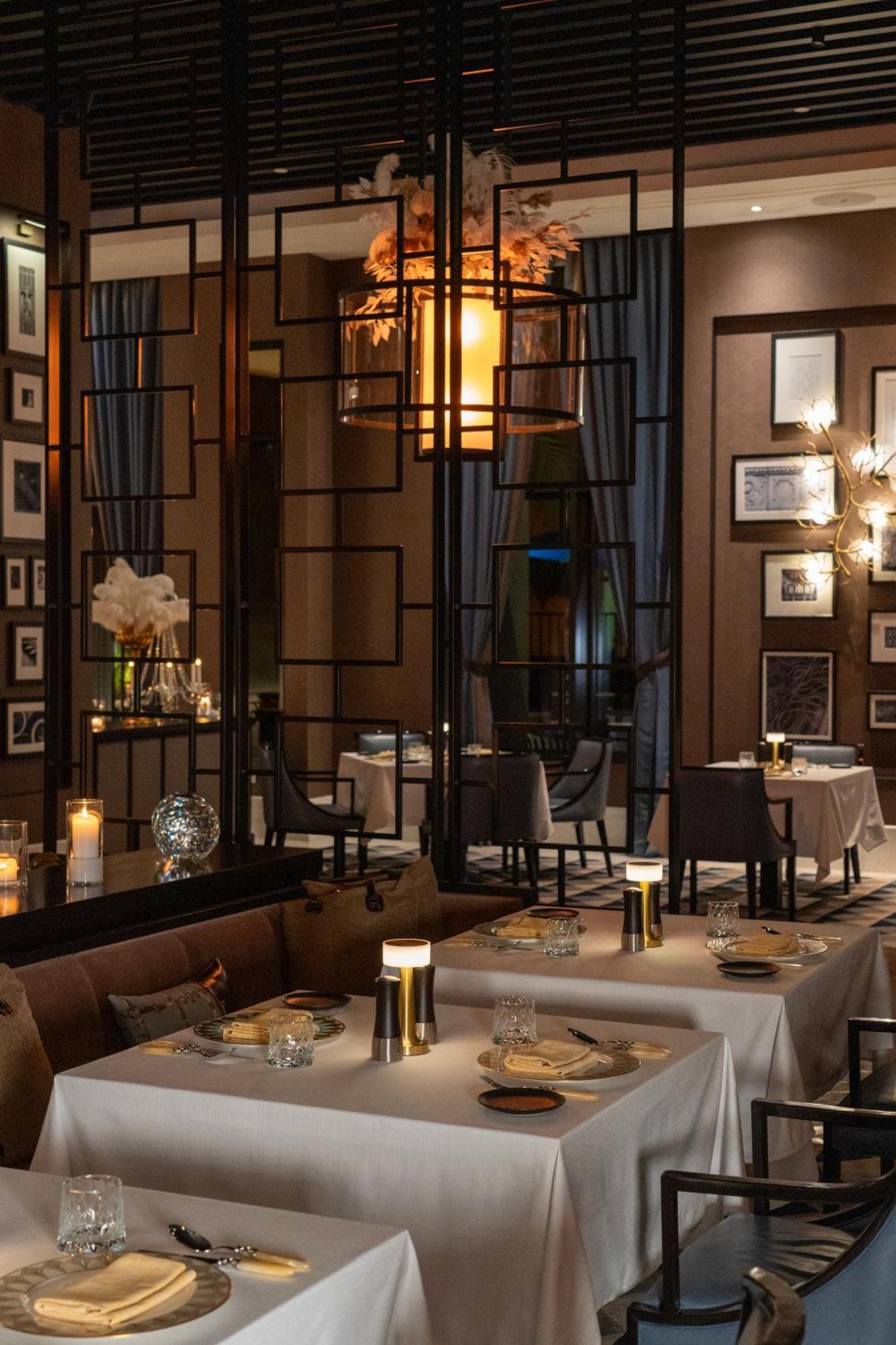 Fairmont Riyadh Exterior photo The interior of the restaurant