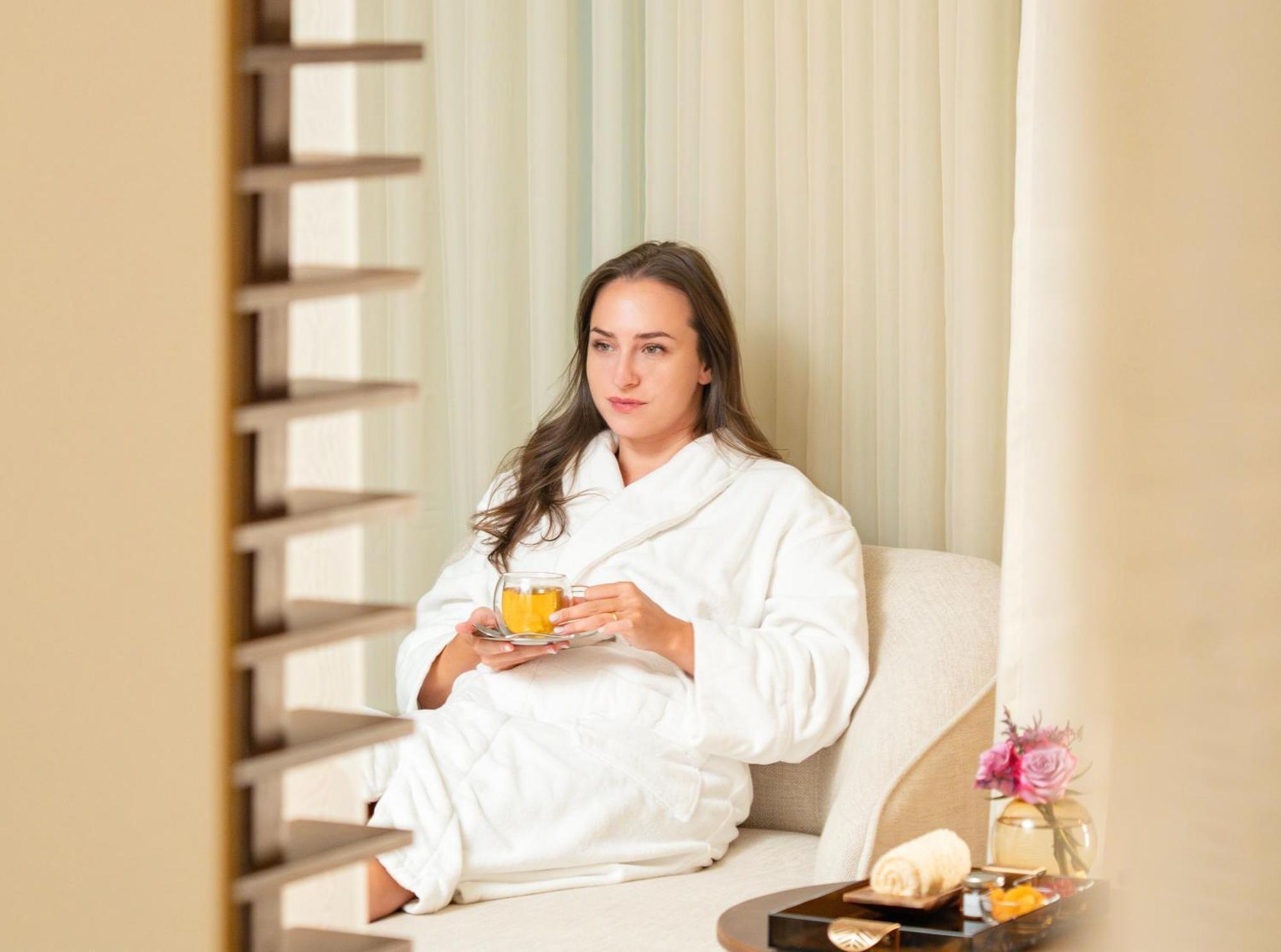 Fairmont Riyadh Exterior photo A woman wearing a bathrobe